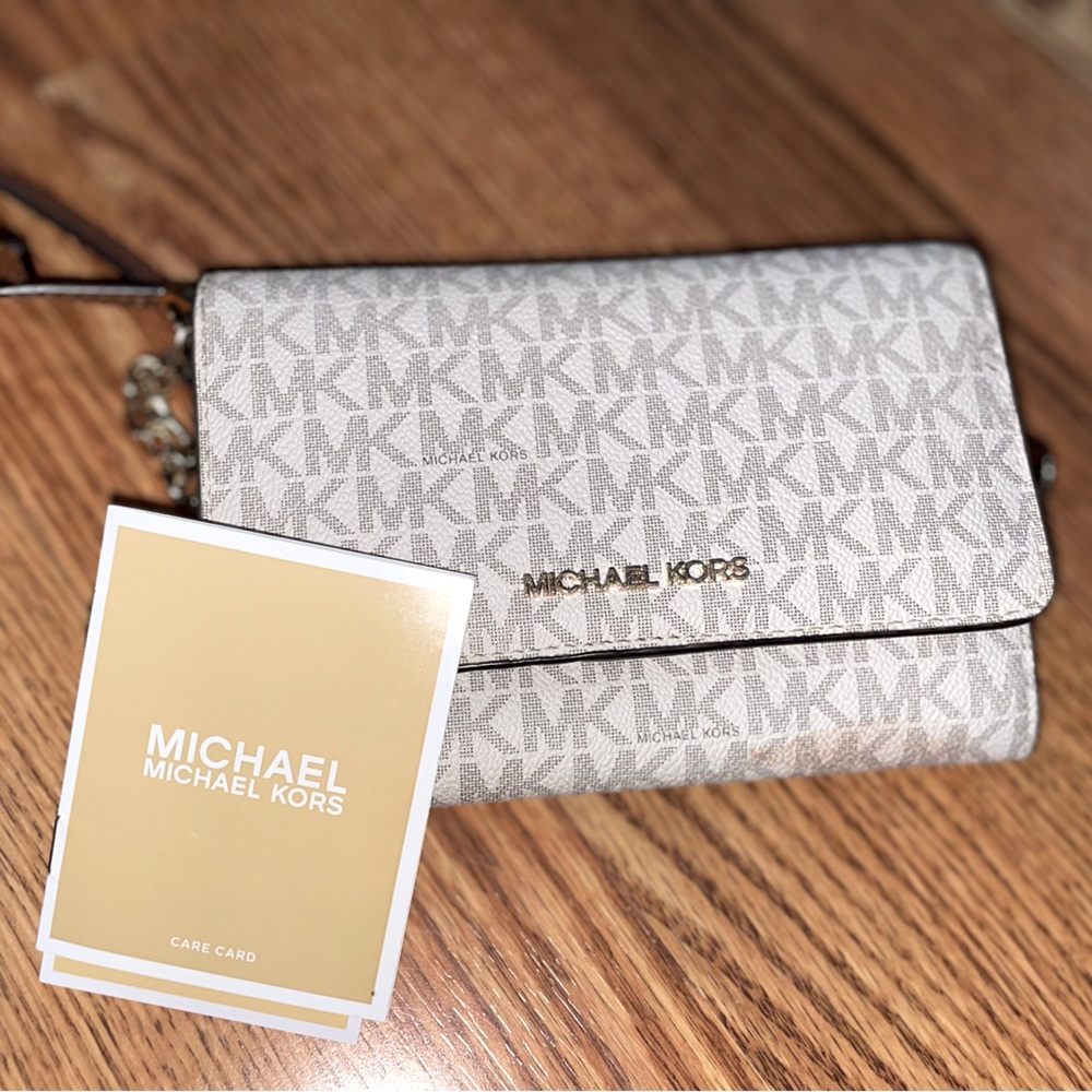 Adorable Authentic Michael Khors purse with gold chain